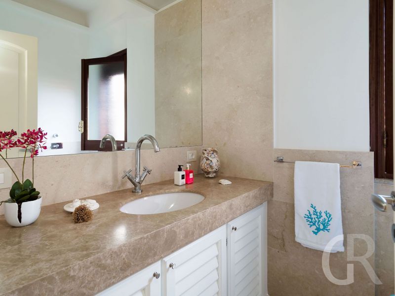 villa-cala-mancina-bad-mit-waschbecken.jpg