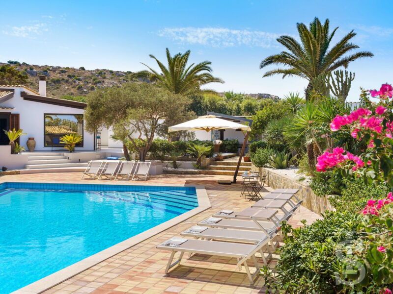 villa-cala-mancina-pool-mit-sonnenschirm.jpg