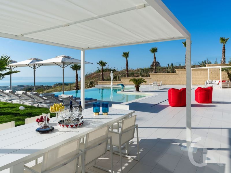 villa-camemi-schwimmbad-und-terrassentisch.jpg