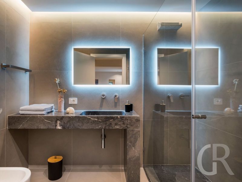 villa-castalia-badezimmer-mit-spiegel.jpg