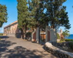 villa-continella-blick-zum-anwesen-von-der-strasse-aus.jpg