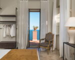 villa-continella-schlafzimmer-mit-terrassenausgang-und-blick-zum-meer.jpg