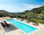 villa-contrada-pool-mit-sonnenliegen.jpg
