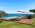 villa-coralia-sonennschirme-am-pool.jpg