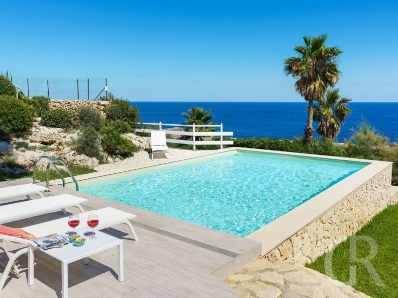 villa-del-mito-pool-am-meer.jpg