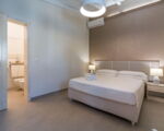 villa-del-mito-schlafbereich-mit-doppelbett.jpg