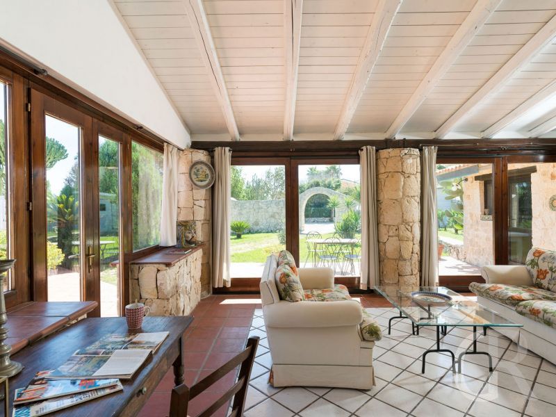 villa-del-mito-villa-del-mito-wohnzimmer-mit-ausgang-zur-terrasse.jpg