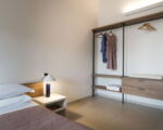 villa-dimora-bufalefi-schlafzimmer-mit-offenem-schrank.jpg
