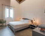 villa-dimora-bufalefi-seitliche-ansicht-schlafzimmer-mit-garderobe.jpg