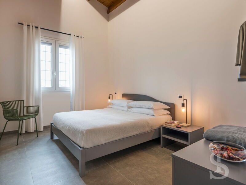 villa-dimora-bufalefi-seitliche-ansicht-schlafzimmer-mit-garderobe.jpg