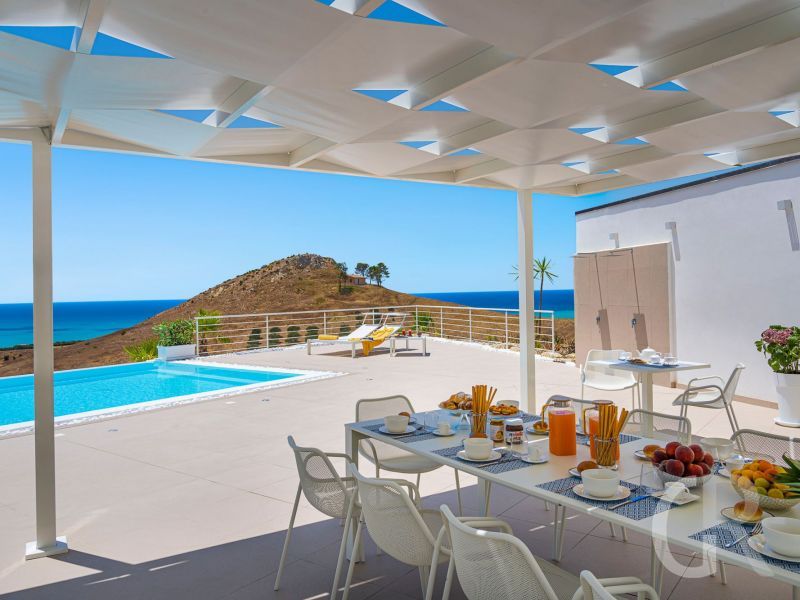 villa-domizia-esstisch-auf-der-terrasse.jpg