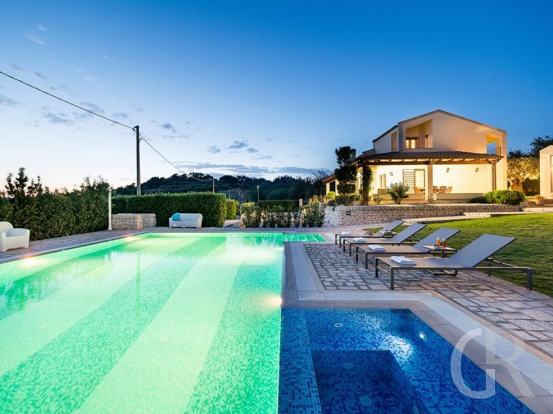 villa-dora-pool-am-abend.jpg