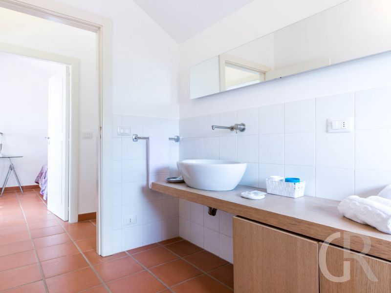 villa-elettra-bad-mit-waschbecken.jpg