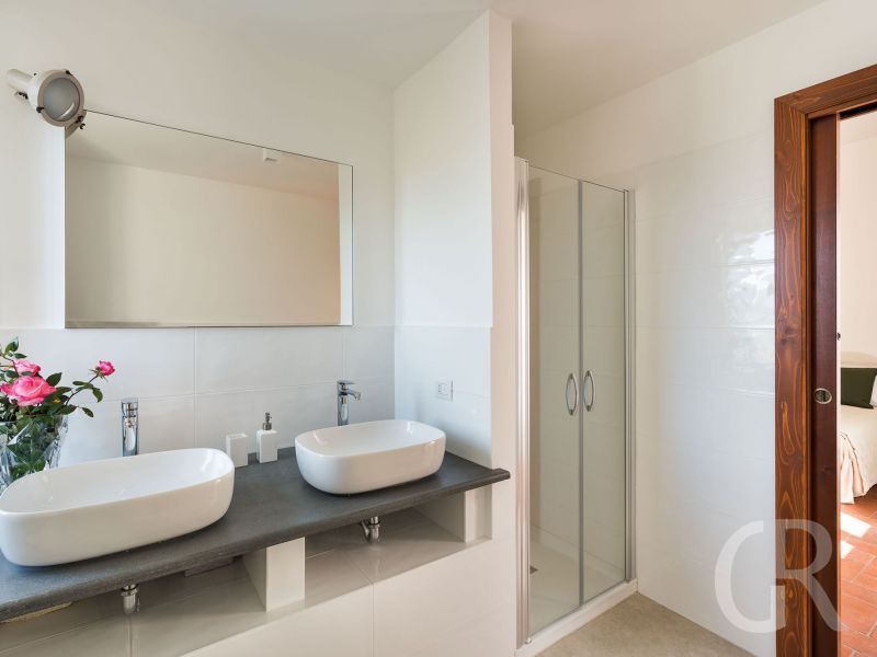 villa-etna-retreat-zwei-waschbecken-im-bad.jpg