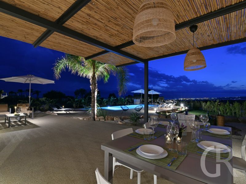 villa-fedra-terrasse-am-abend.jpg