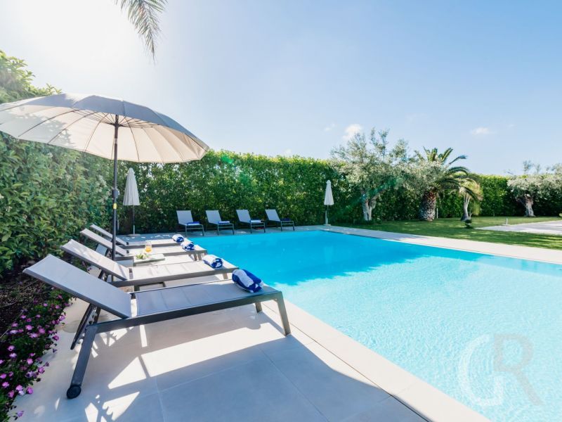 villa-flora-am-pool.jpg