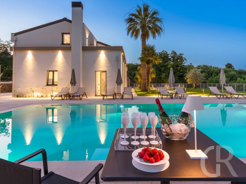 villa-gianos-blick-auf-pool-und-haus.jpg