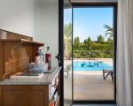 villa-gianos-kueche-und-blick-ins-freiie.jpg