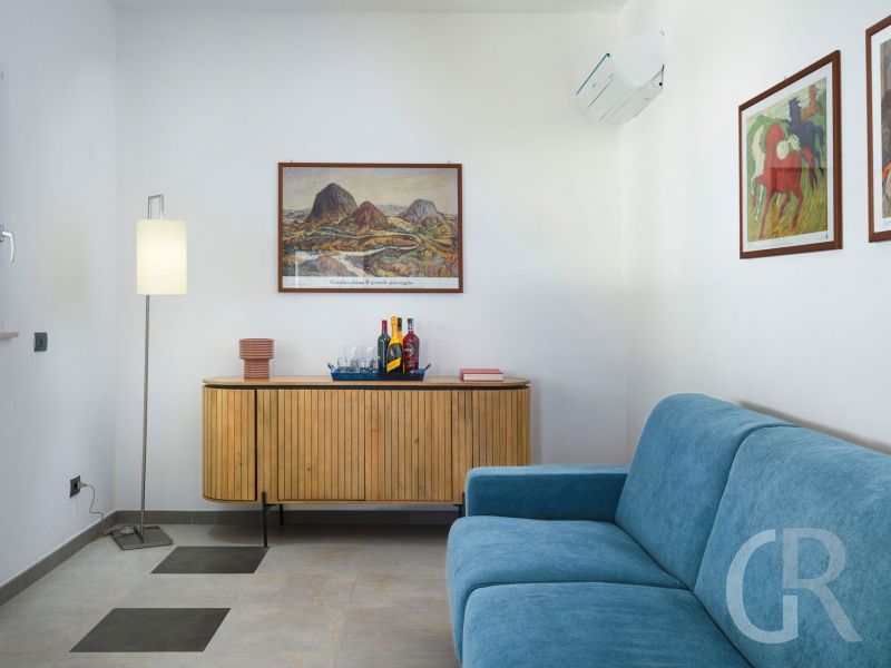 villa-giglio-di-mare-blaues-sofa.jpg