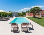 villa-gira-sole-sonnenliegen-am-pool.jpg