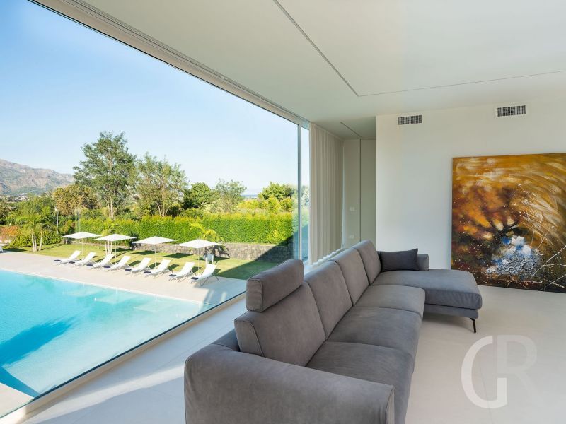 villa-greta-blick-auf-den-pool-vom-wohnbereich.jpg