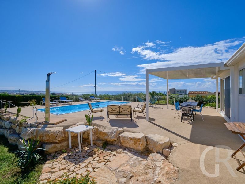 villa-ibla-am-pool.jpg