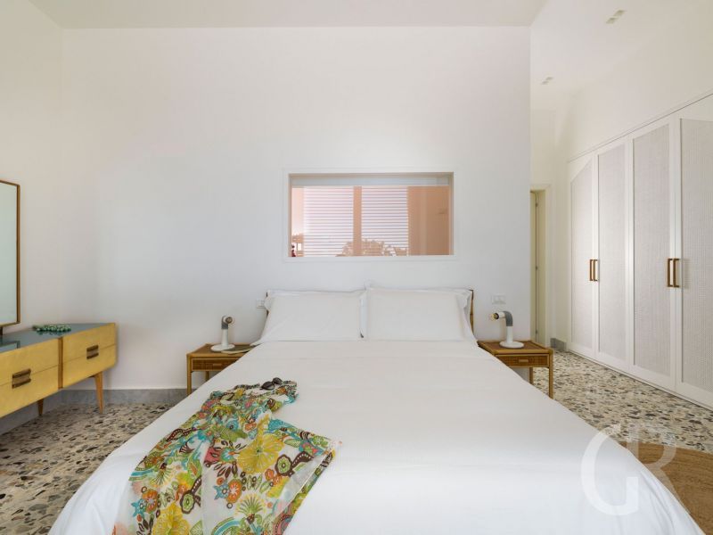 villa-la-belle-schlafzimmer-mit-kommode.jpg