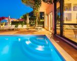 villa-la-boheme-beleuchteter-pool.jpg