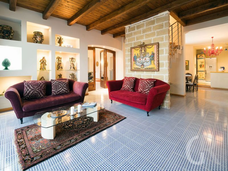 villa-la-boheme-wohnzimmer-mit-sofa.jpg