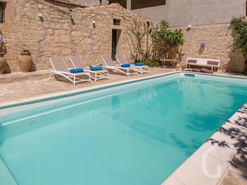 villa-la-forma-grosser-pool.jpg