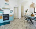 villa-la-plage-esstisch-in-der-kueche.jpg
