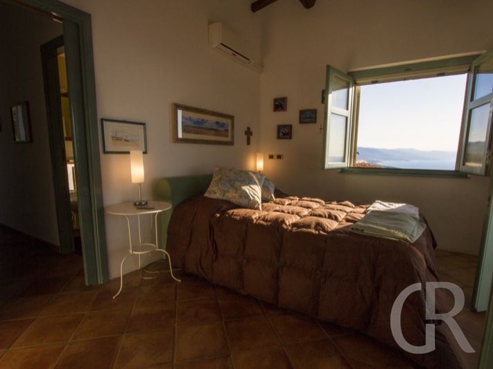 villa-laura-schlafzimmer-und-meerblick.jpg