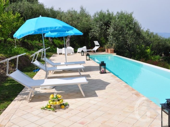 villa-laura-sonnenliegen-mit-sonnenschirm.JPG