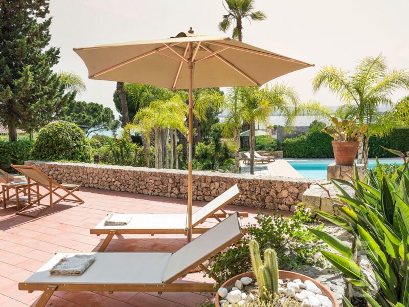 villa-maddalena-sonnenschirm-am-pool.jpg
