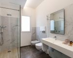 villa-mare-dentro-dusche-und-waschbecken.jpg