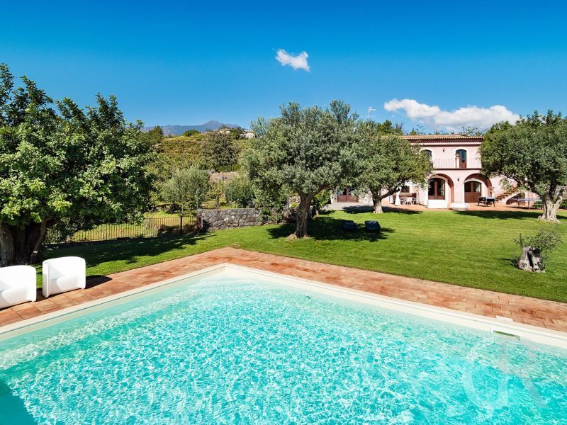 villa-mila-gartenbereich-und-pool.jpg