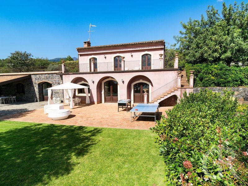 villa-mila-villa-und-terrasse.jpg