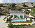 villa-nausica-blick-auf-pool-und-haus.jpg
