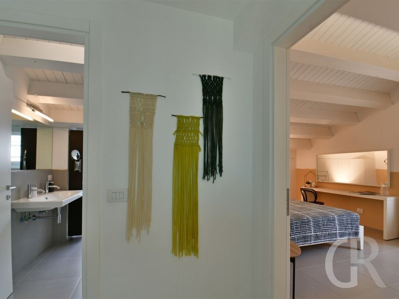 villa-nausica-schlafzimmer-und-bad.jpg