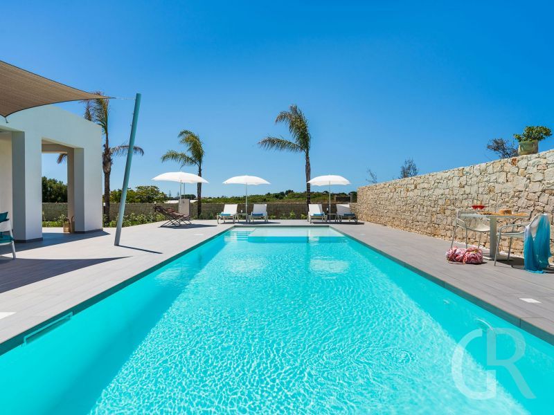 villa-nica-terrasse-am-pool-mit-sonnenschirmen.jpg