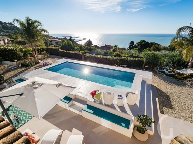 villa-pales-schwimmbad-mit-meerblick.jpg