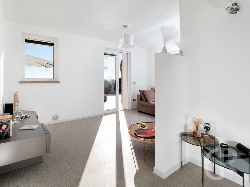 villa-pales-wohnzimmer-mit-tischen.jpg