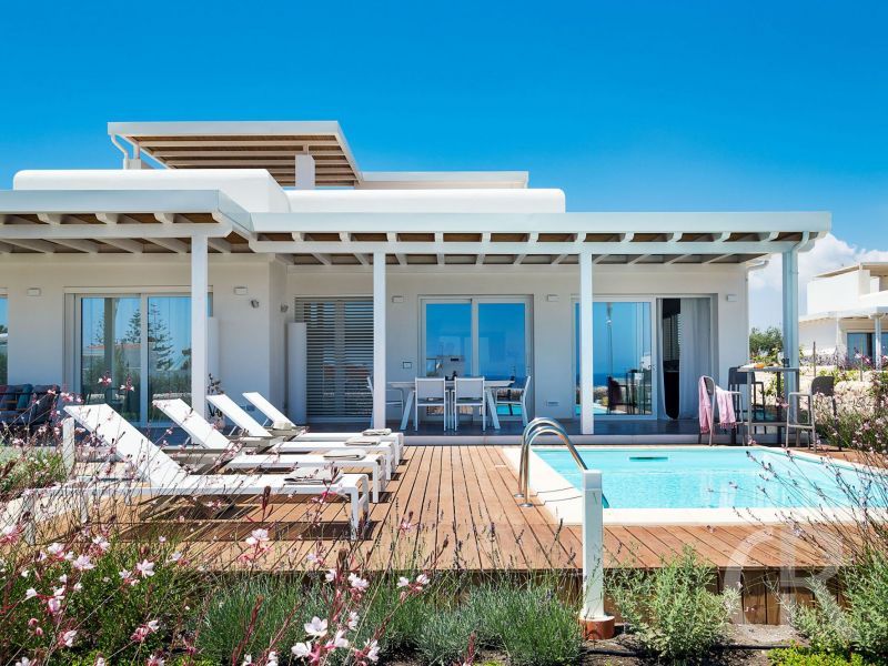 villa-palma-haus-mit-sonnenliegen.jpg