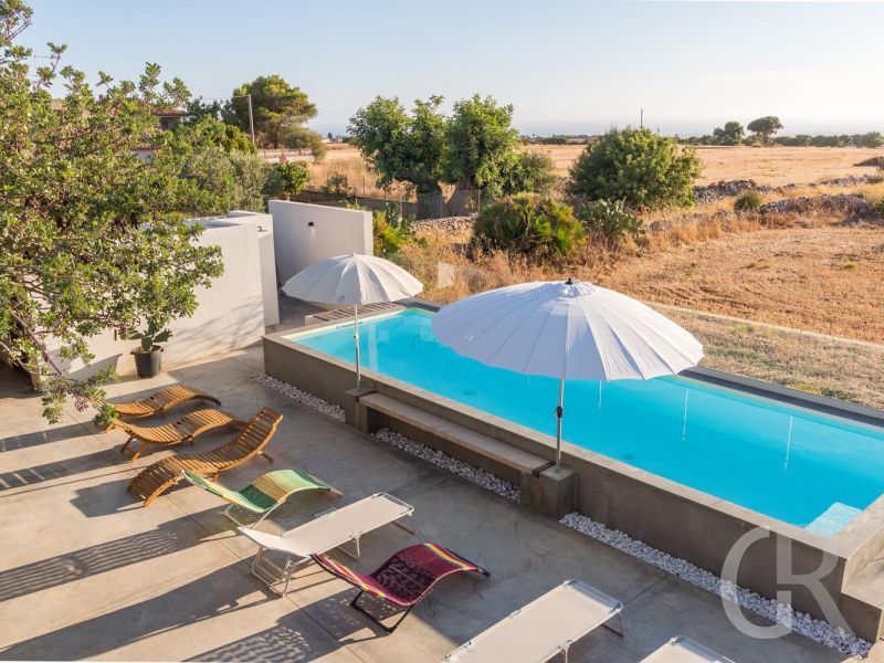 villa-persefone-blick-von-der-dachterrasse-auf-den-pool.jpg