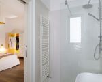 villa-pietra-del-sole-bad-mit-blick-zum-schlafzimmer.jpg