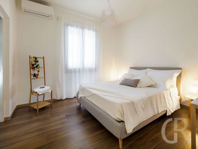 villa-pietra-del-sole-grosses-weisses-doppelbett.jpg