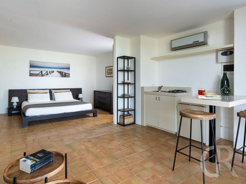 villa-pigna-blue-schlafzimmer-mit-kleiner-kueche.jpg
