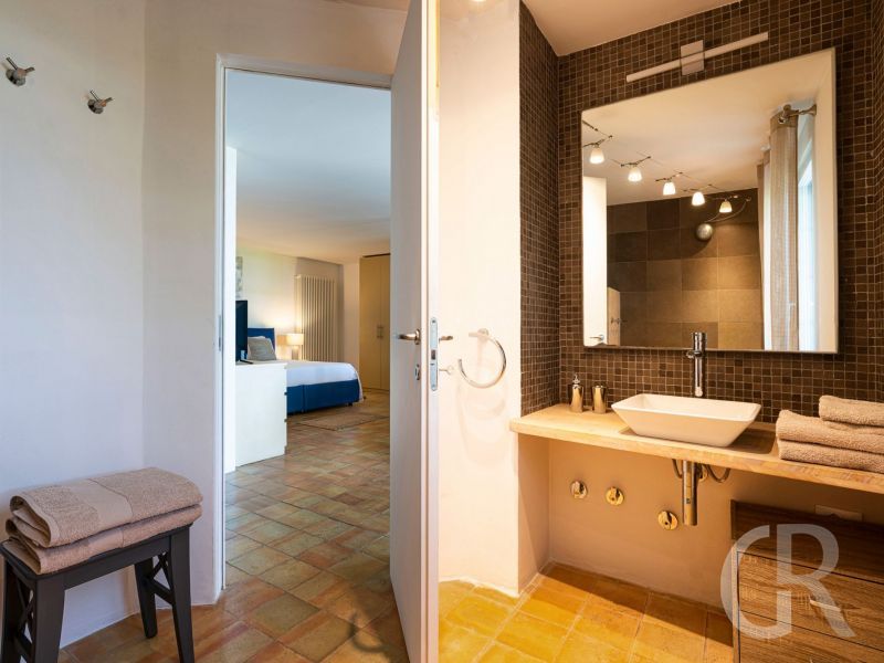 villa-pigna-blue-schlafzimmer-und-bad.jpg