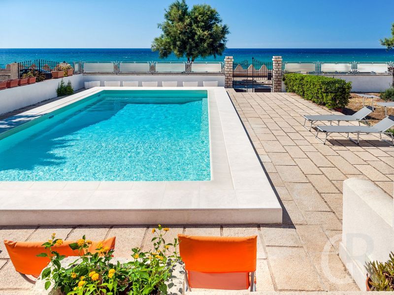 villa-profumo-schwimmbad-mit-blick-zum-meer.jpg