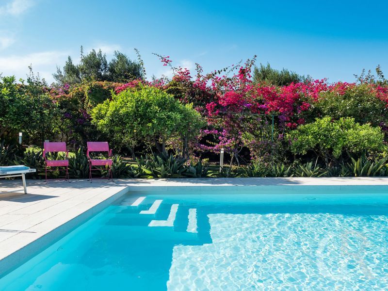 villa-ritrovato-am-pool.jpg